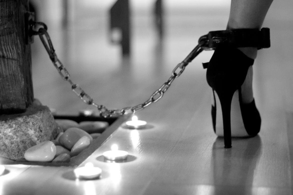 1182x788, 82 Kb / цепь, туфля, каблук, ч/б, кандалы