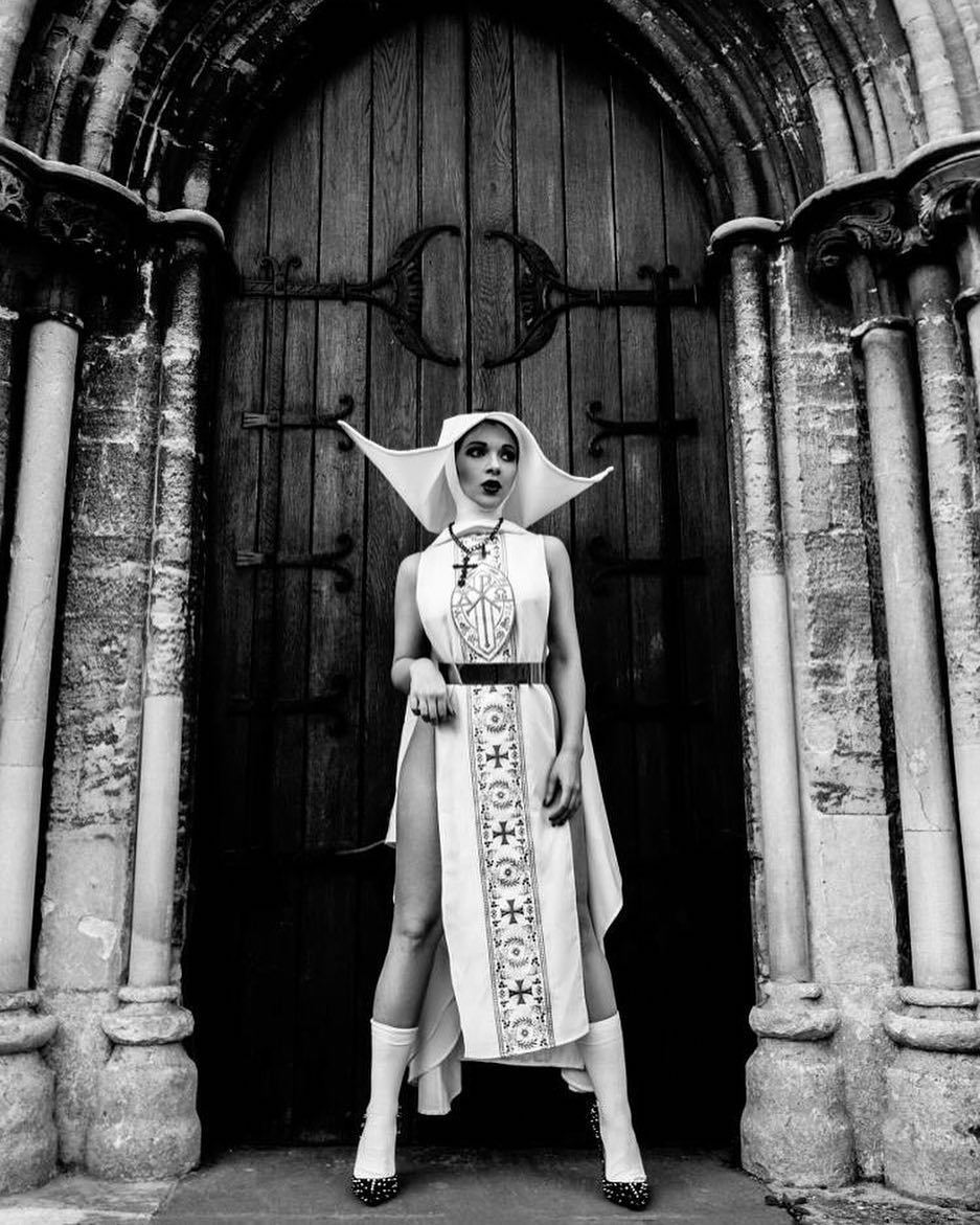 937x1171, 190 Kb / дверь, арка, монашка, ч/б