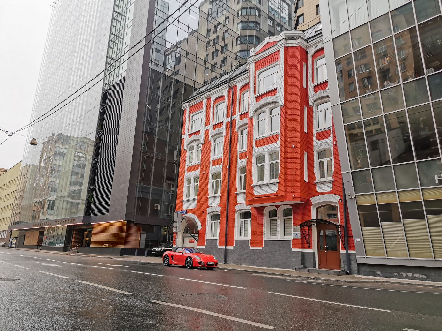 1824x1368, 592 Kb / автомобиль, красный, здание, кирпич, Москва