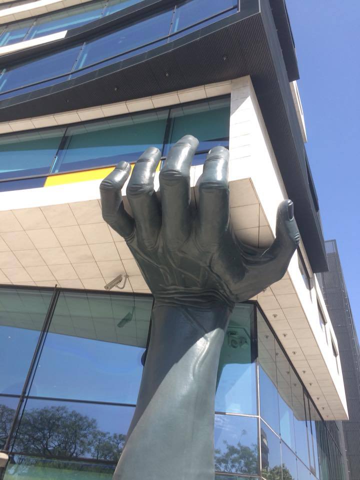 720x960, 68 Kb / рука, архитектура, здание