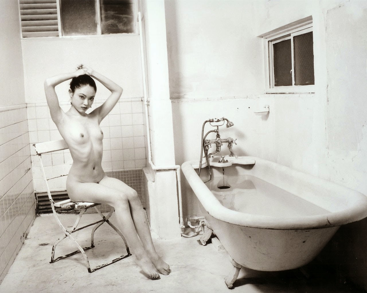 1280x1024, 155 Kb / девка, азиатка, ванна, сидит, ч/б