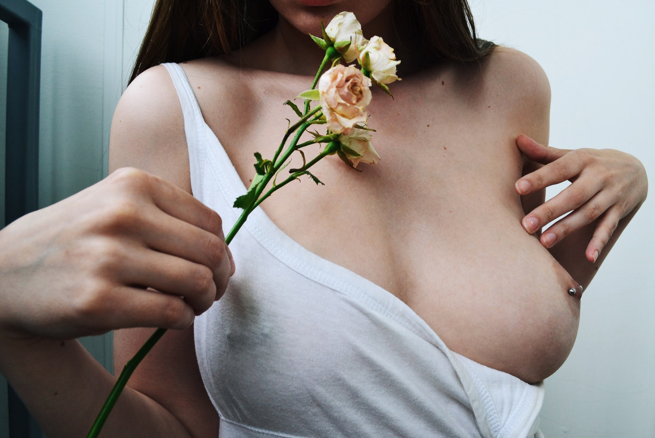 1280x856, 254 Kb / майка, роза, пирсинг, цветок