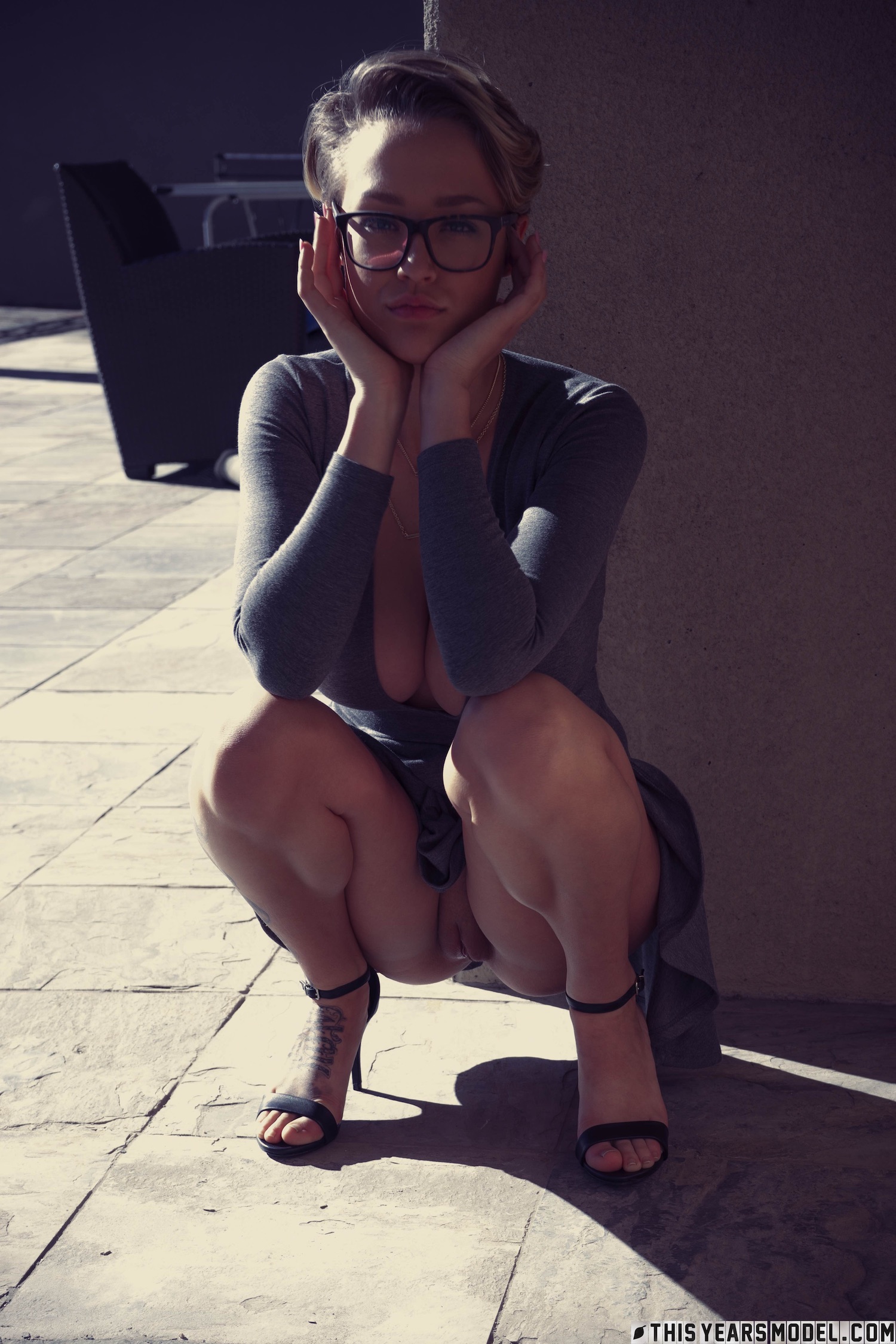 1500x2250, 616 Kb / очки, каблуки, тень, тату, Sabrina Nichole