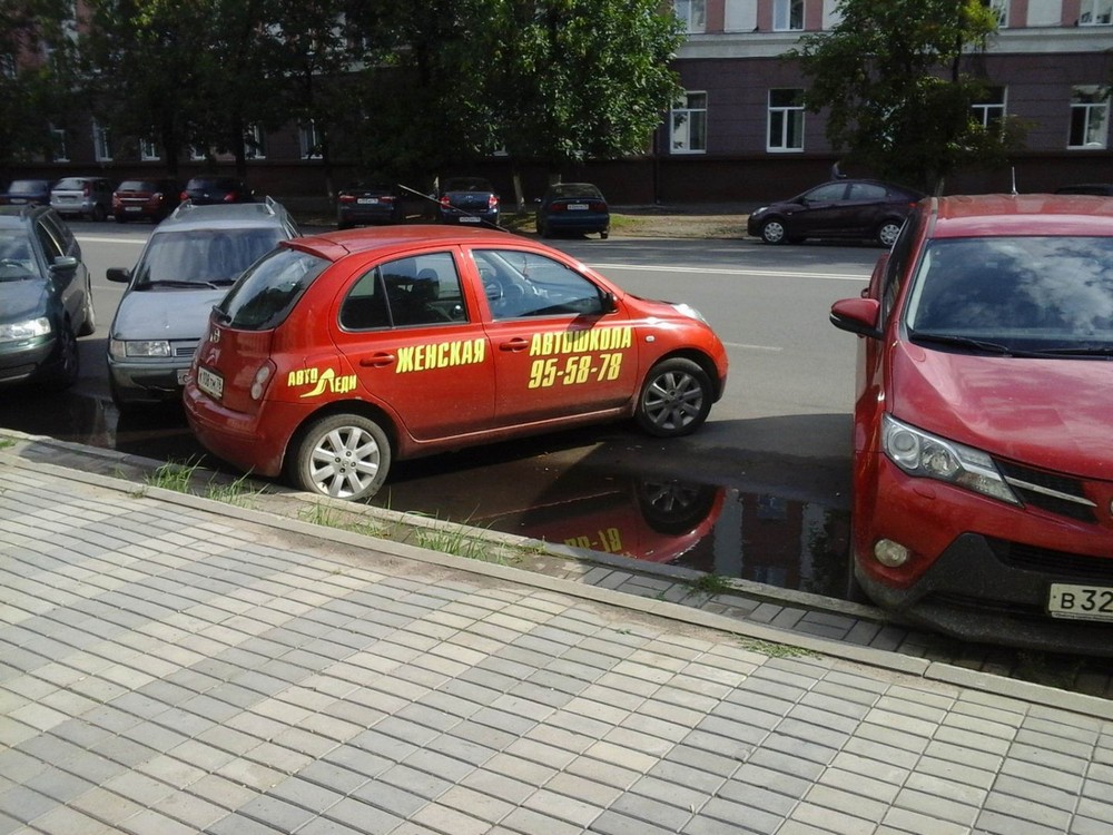 1000x750, 210 Kb / ниссан, марч, автошкола, автомобиль, учебный, женская автошкола, парковка, поперек, автоледи