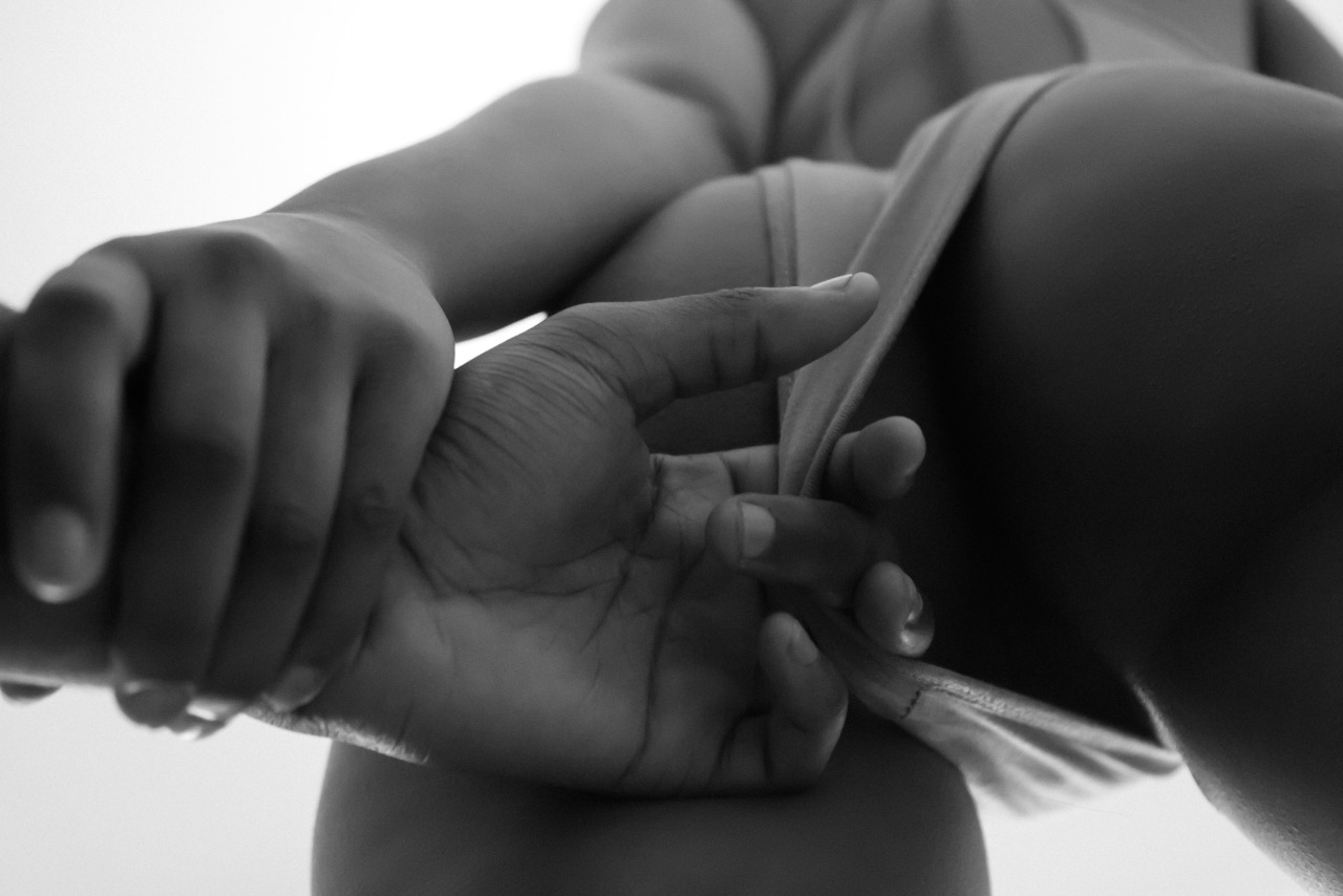 1280x854, 136 Kb / рука, трусы, купальник, снизу, ч/б