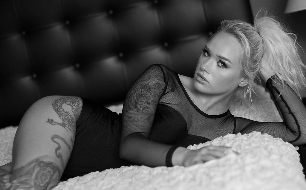 1024x636, 64 Kb / сиськи, тату, боди, диван, блондинка, ч/б