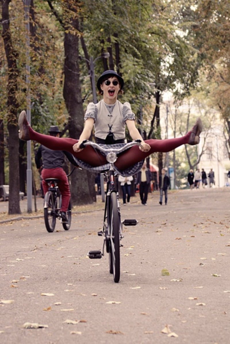 800x1196, 170 Kb / велосипеды, женщина, фонарик, деревья, очки, шляпа