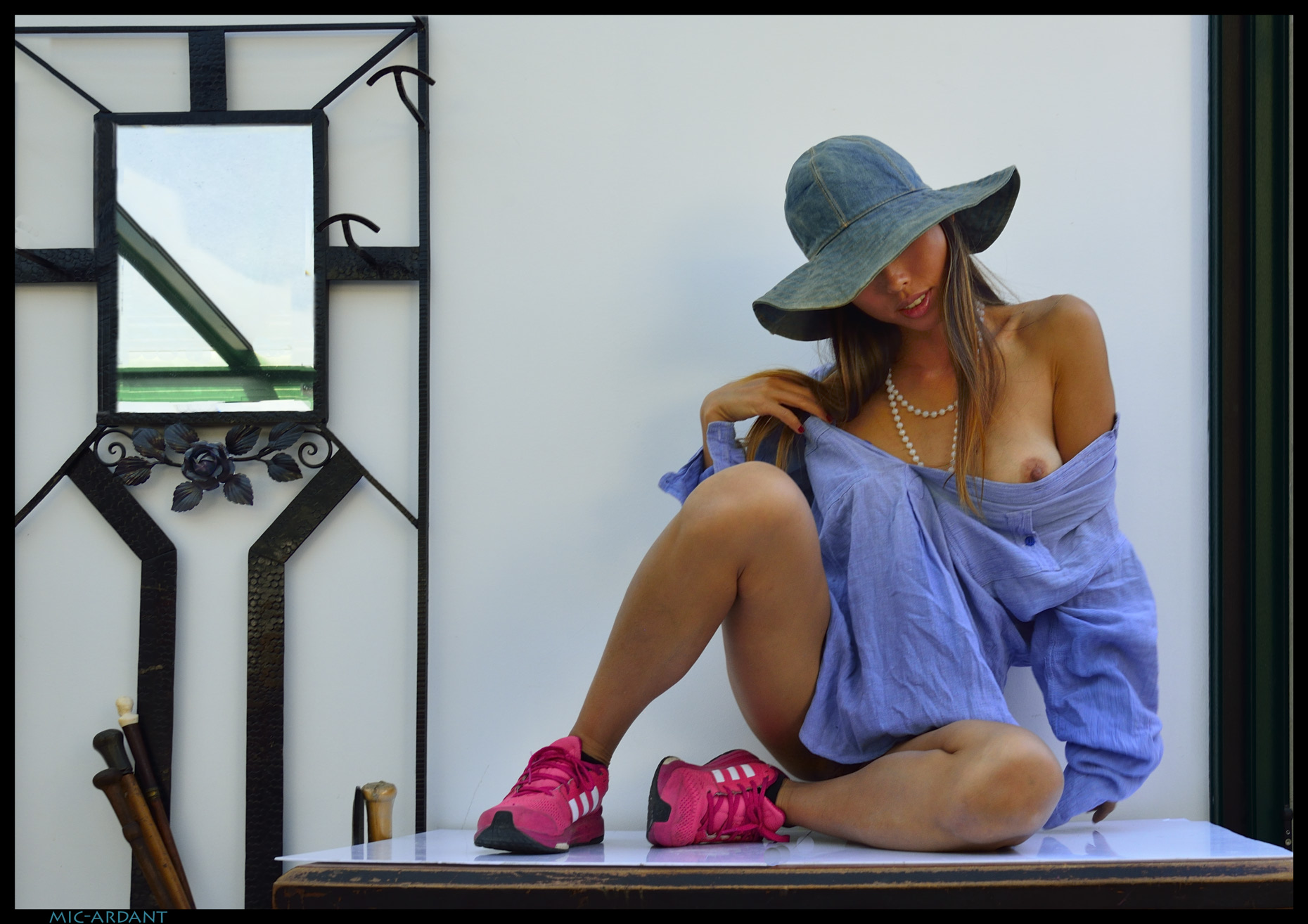 1860x1314, 407 Kb / сиськи, рубашка, шляпа, бусы, кросовки, ковка