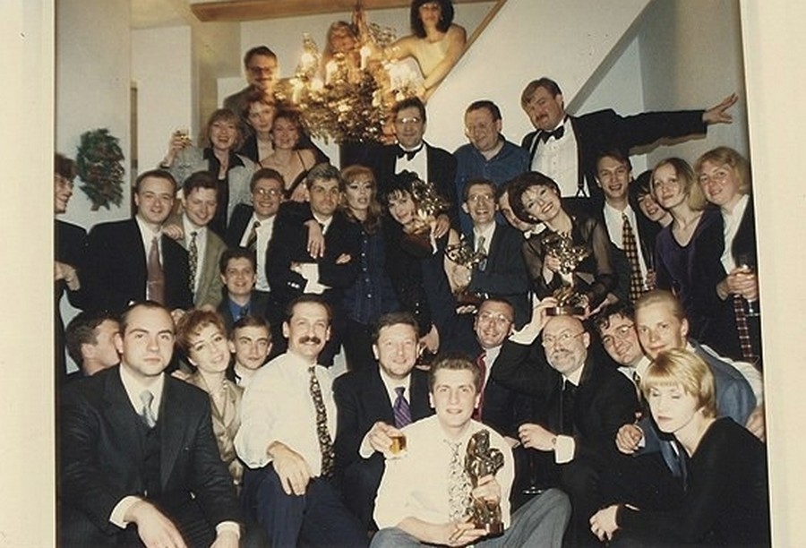 900x612, 131 Kb / НТВ, телеведущие, Киселев, Лобков, Мацкавичус, Миткова, Гусинский, телевидение, люстра, пиджак, новости