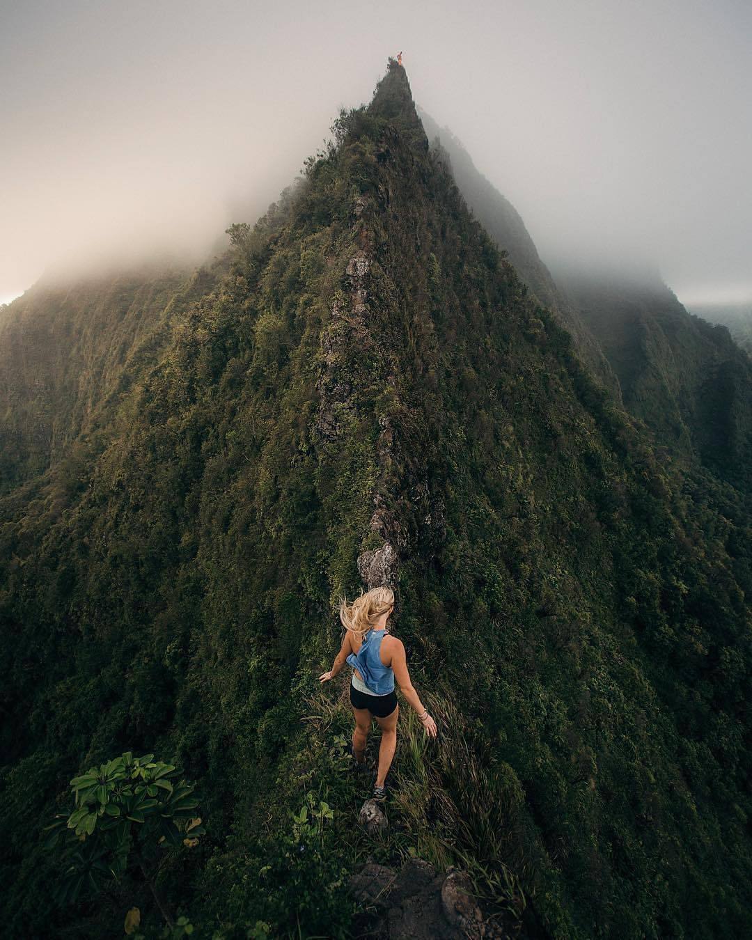 1080x1350, 201 Kb / гора, блондинка, шорты, майка, туман