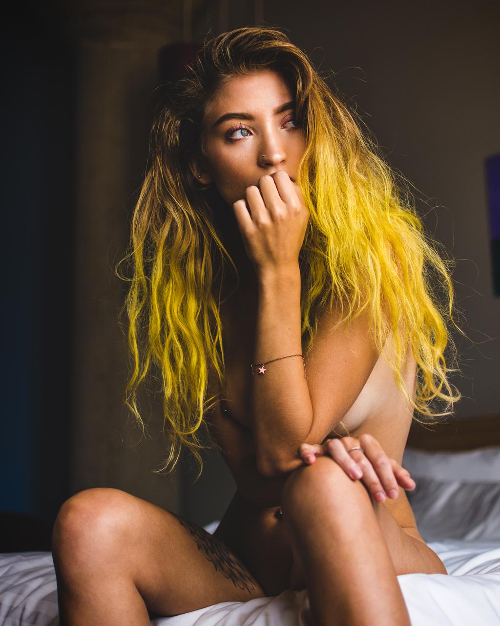 1024x1281, 126 Kb / сиськи, крашеная, тату, кровать, пирсинг