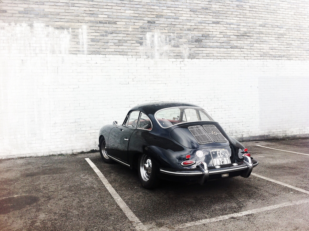 1280x956, 540 Kb / автомобиль, классика, ретро, парковка, стена, кирпич, порше