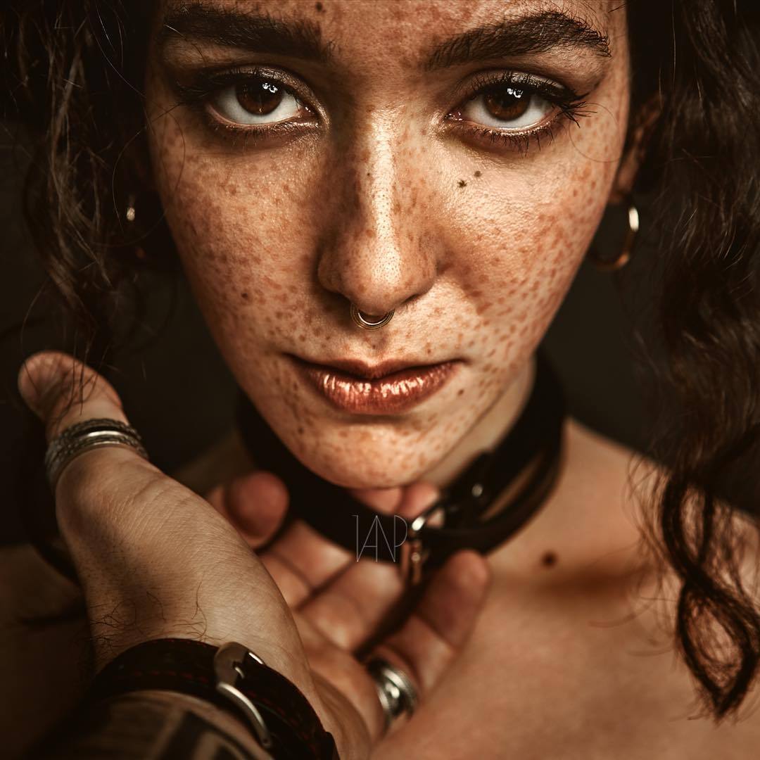 1080x1080, 100 Kb / девка, рука, ошейник, пирсинг, веснушки, взгляд