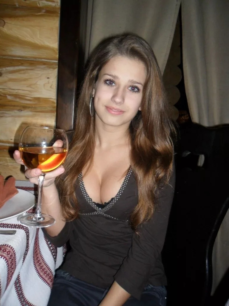 768x1024, 160 Kb / бокал, вино, декольте