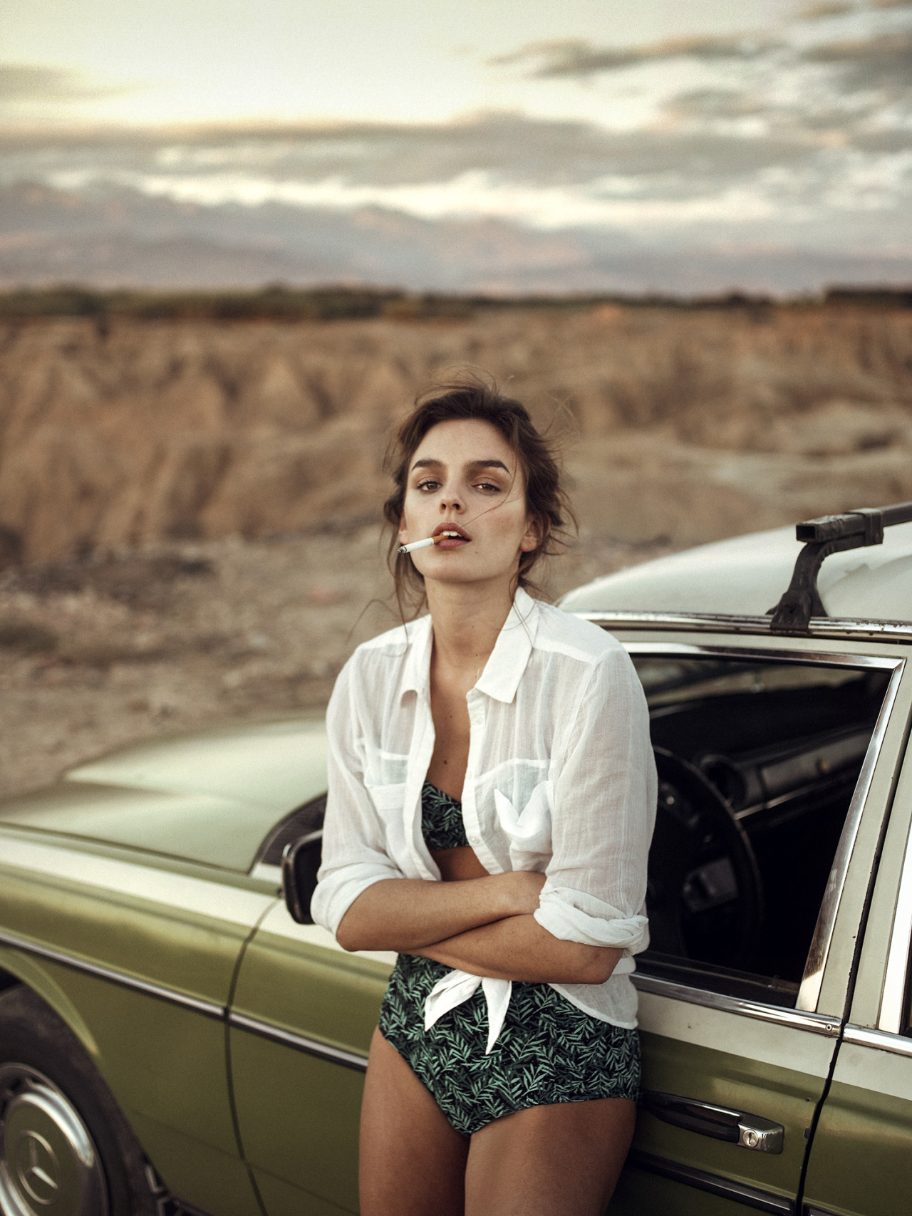 1280x1707, 546 Kb / рубаха, купальник, сигарета, автомобиль, Мерседес