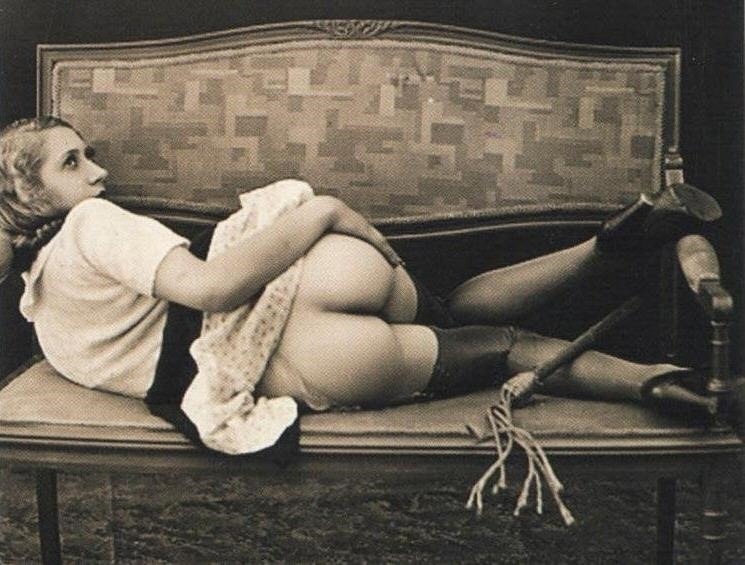 745x565, 89 Kb / девка, задница, плётка, чулки, ч/б, ретро