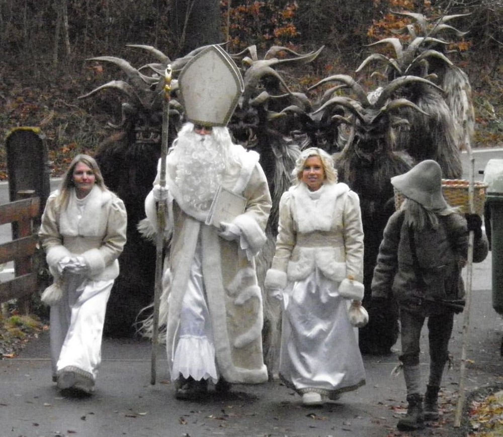 1000x870, 231 Kb / Санта-клаус, крампус, рога, снегурочка, посох, шляпа, рождество, борода