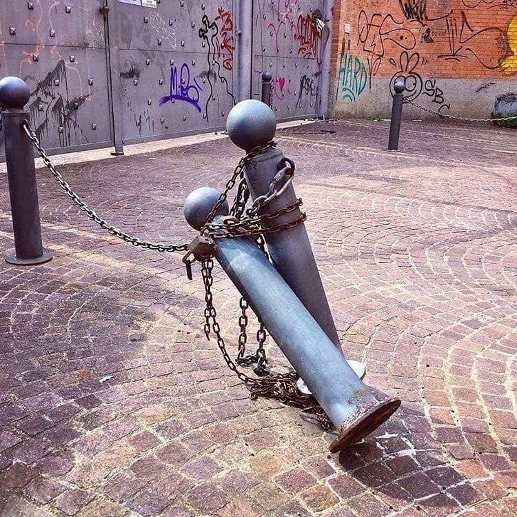 750x750, 237 Kb / столб, объятия, цепь, граффити, ворота