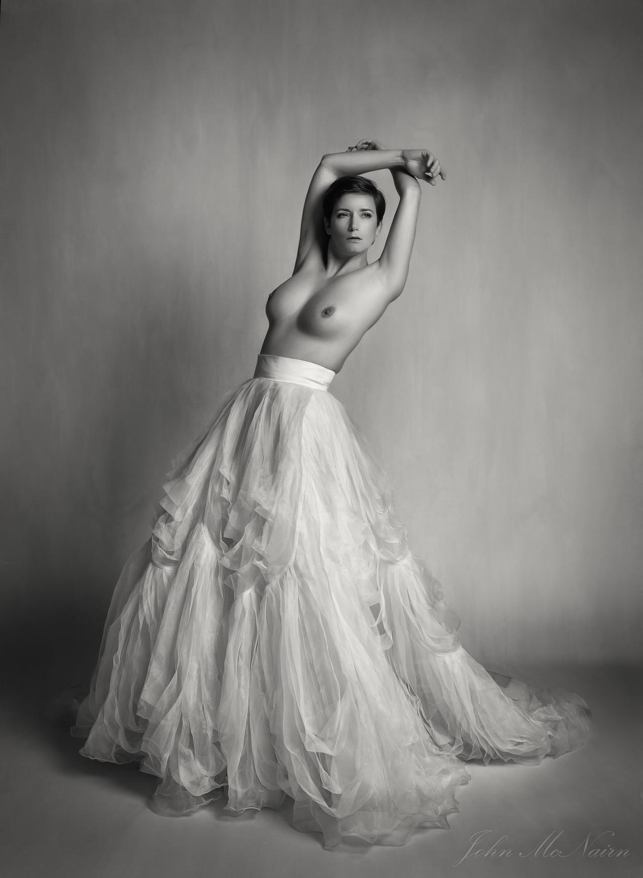 1280x1749, 113 Kb / сиськи, юбка, ч/б