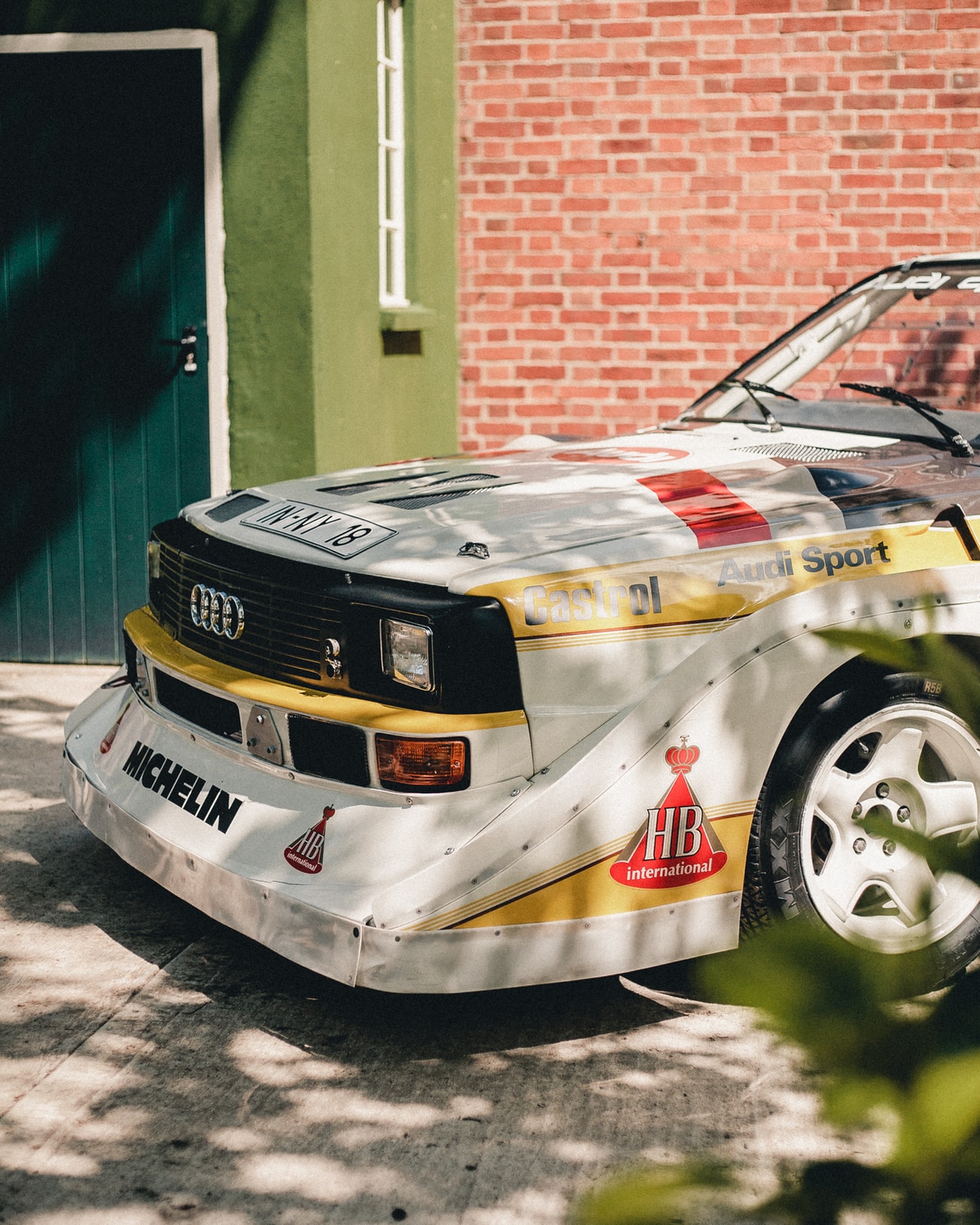 1301x1626, 473 Kb / автомобиль, ауди, гараж, стена, кирпич, ралли