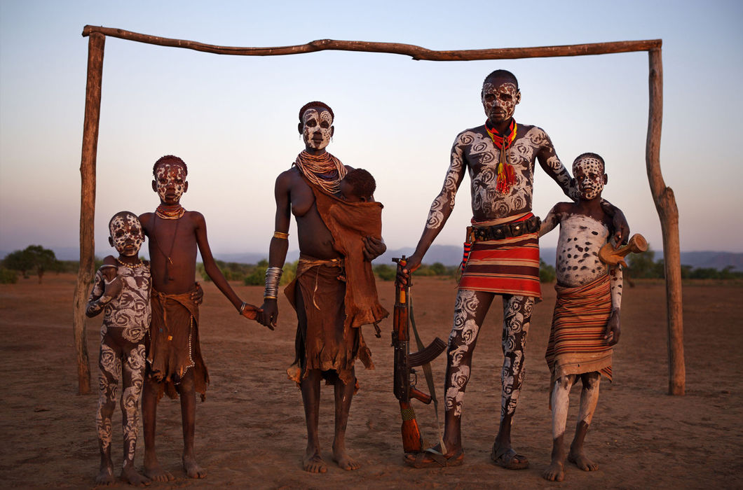 1060x700, 157 Kb / племя, узоры, бодиарт, мужчина, женщина, дети, автомат, песок