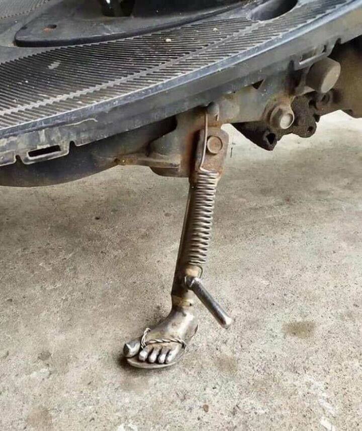 720x858, 102 Kb / подножка, нога, мотороллер, шлепанцы, скутер