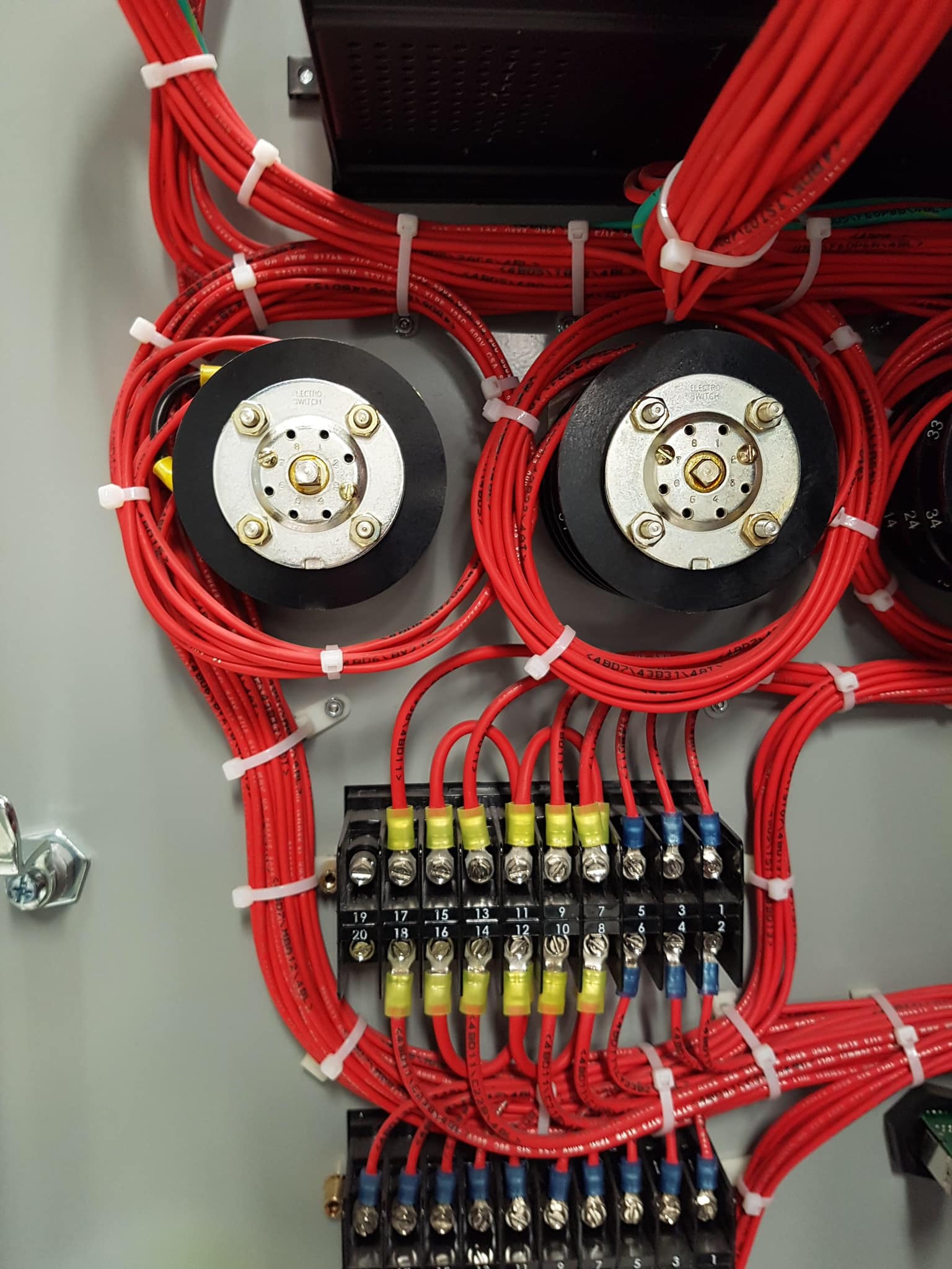 1536x2048, 344 Kb / колодка, провода, монтаж, электрика, хомут, стяжка