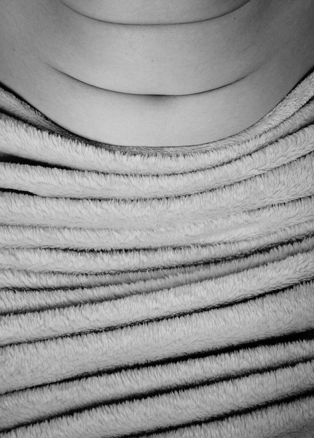 1200x1671, 371 Kb / живот, полотенце, складки, ч/б