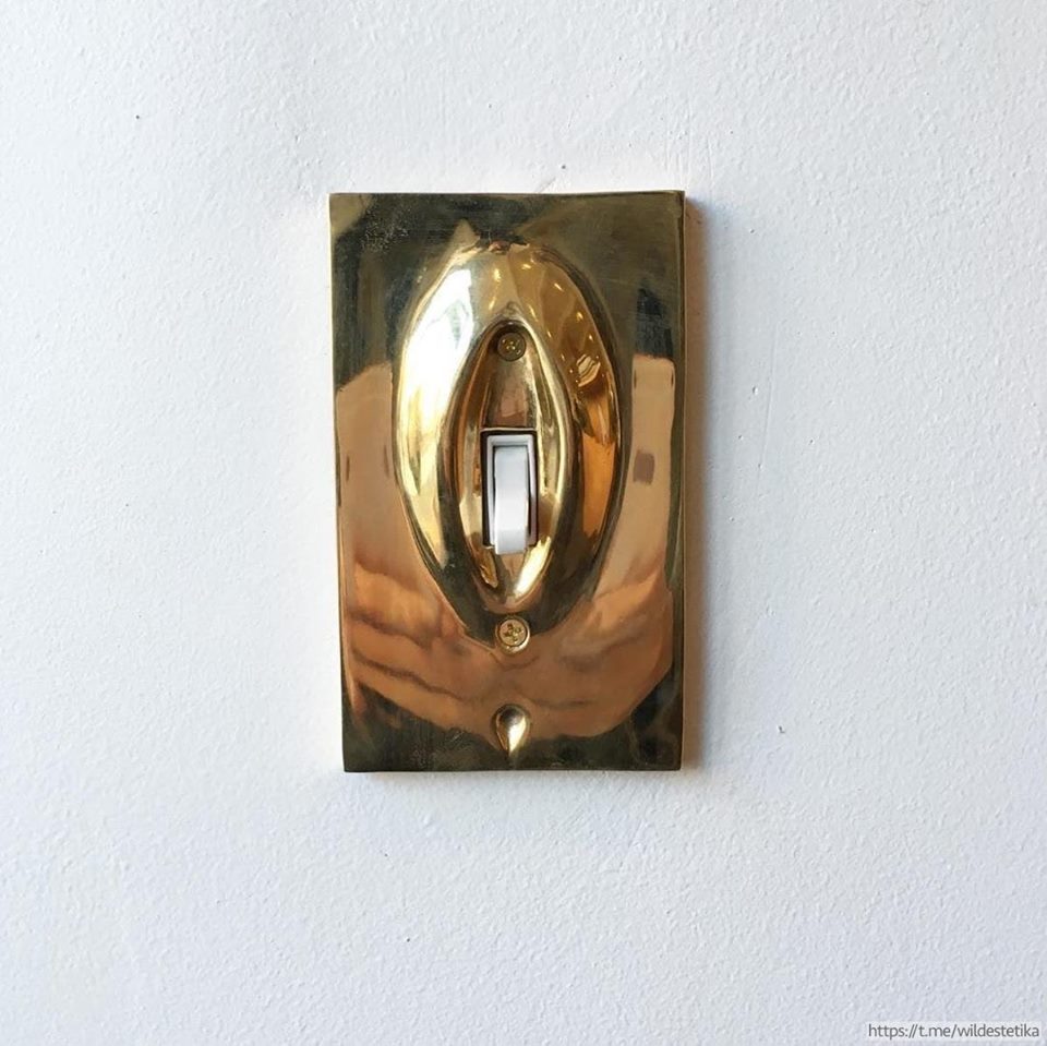 960x959, 114 Kb / золотой, выключатель, стена
