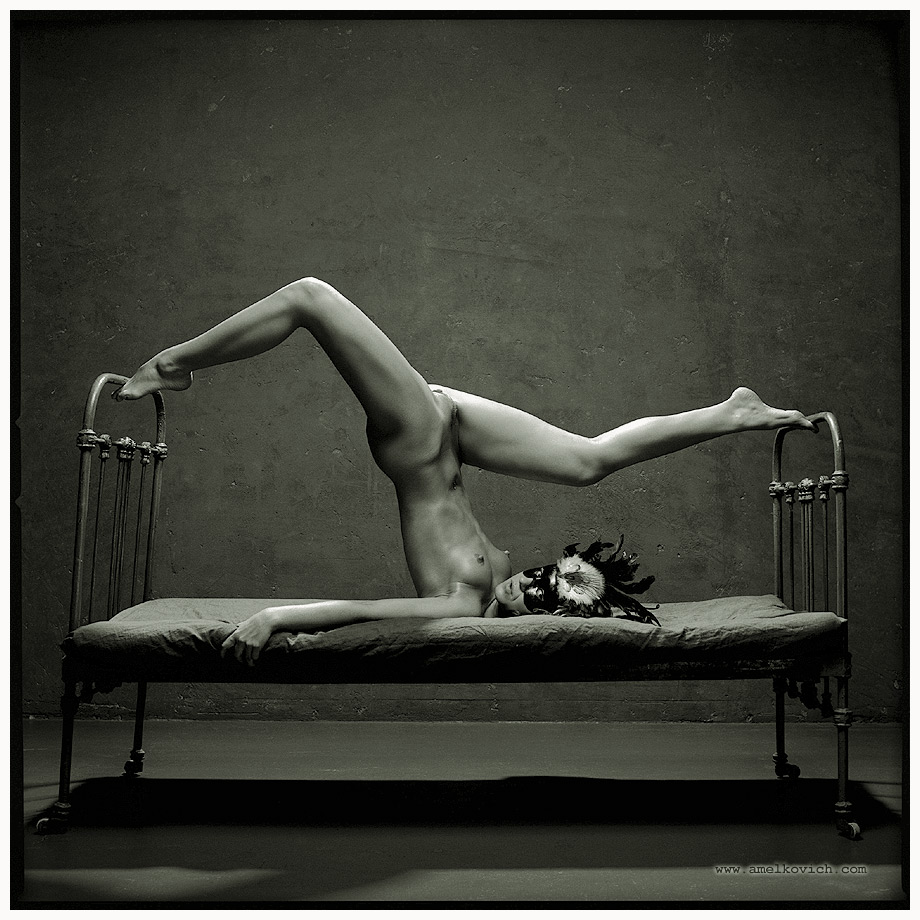 920x920, 235 Kb / ч/б, шпагат, кровать, amelkovich