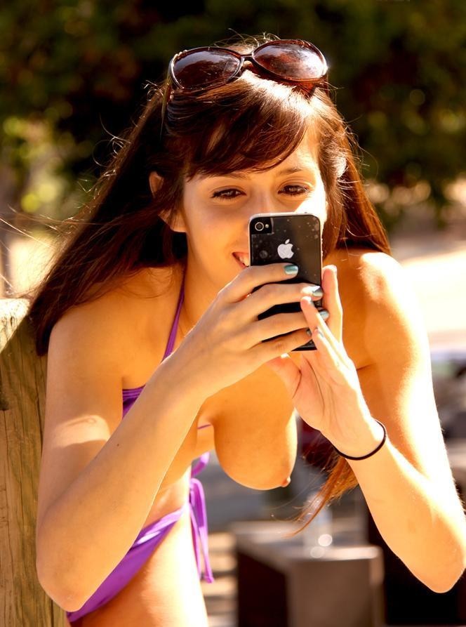 664x893, 89 Kb / очки, купальник, солнце, телефон, айфон