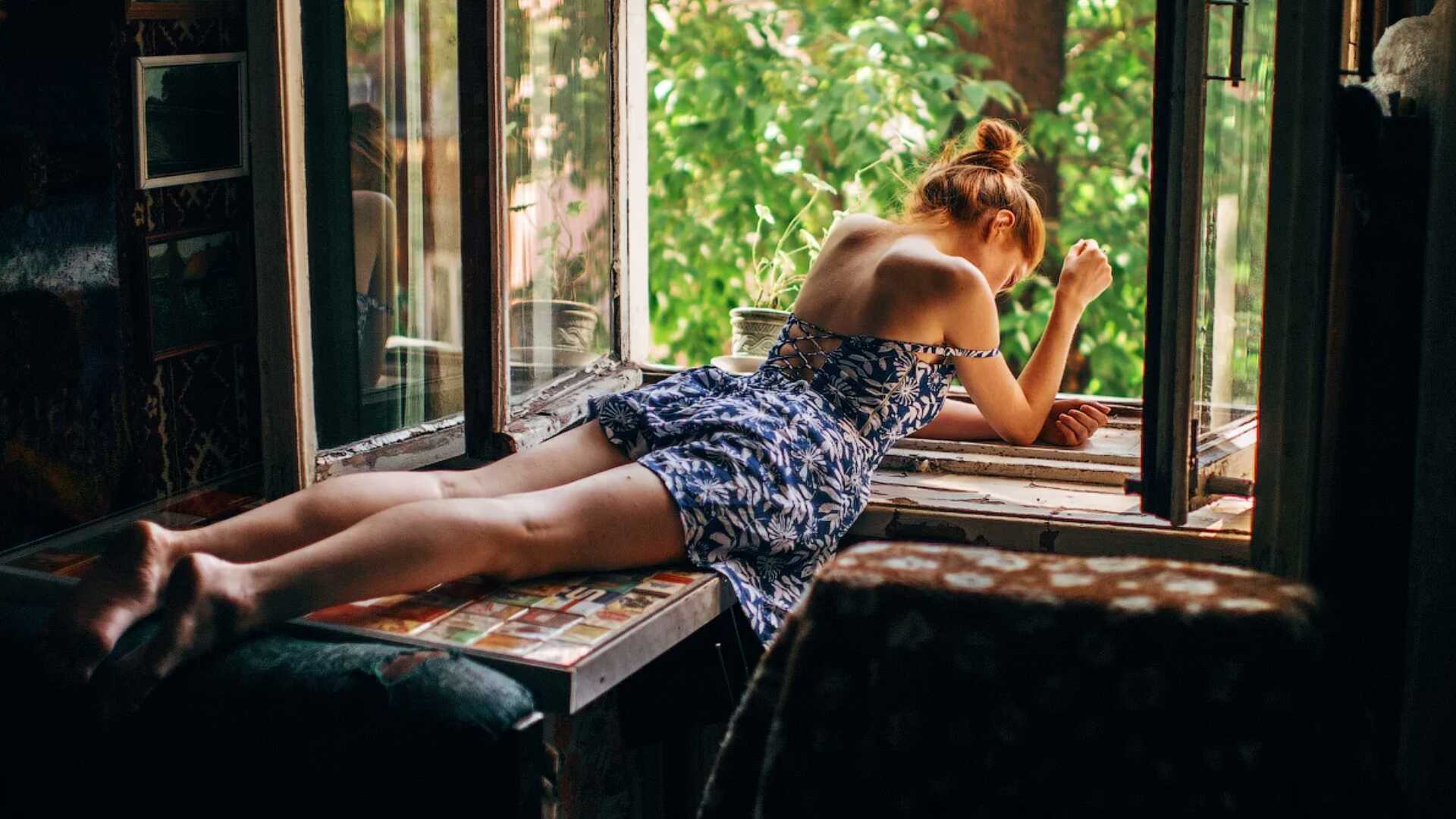 1920x1080, 159 Kb / окно, сарафан, зелень, отражение, подоконник, сигареты, пачки