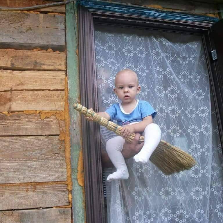 768x768, 78 Kb / дом, брус, дверь, занавеска, веник, метла, ребенок, рука, баба-яга