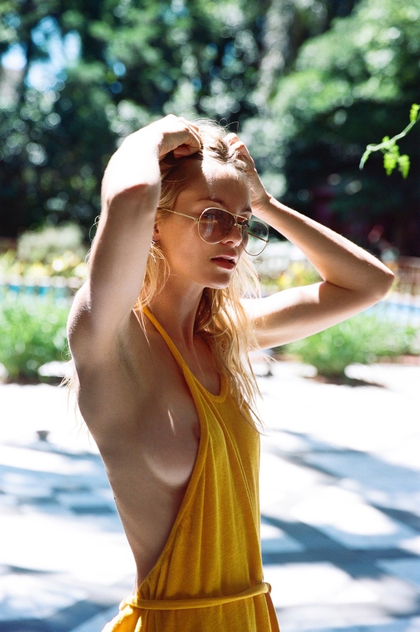 850x1280, 259 Kb / блондинка, платье, очки, майка, солнце