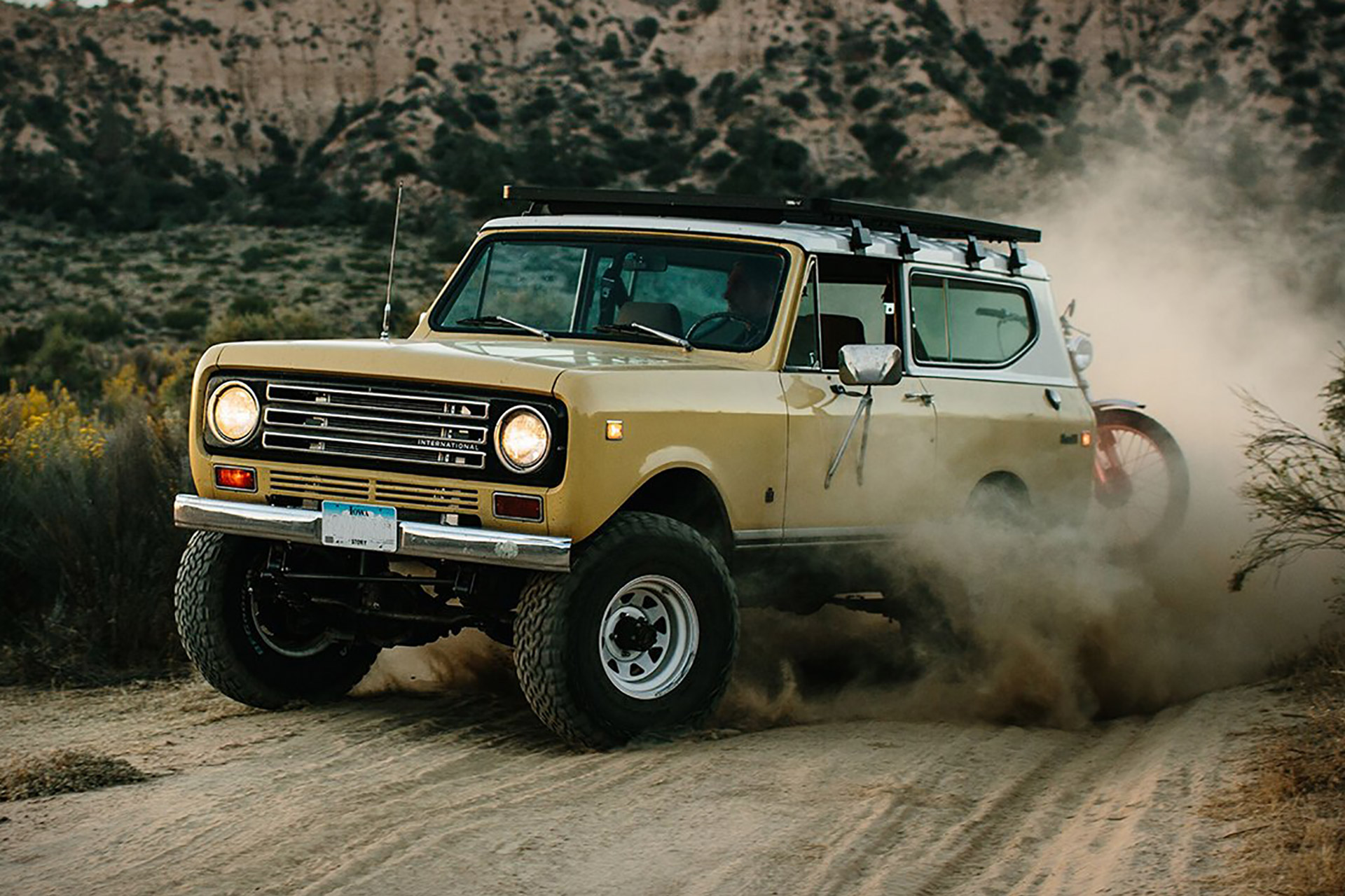 1920x1280, 477 Kb / внедорожник, пыль, автомобиль, мотоцикл