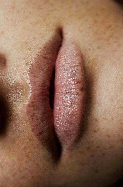 422x640, 42 Kb / губы, веснушки