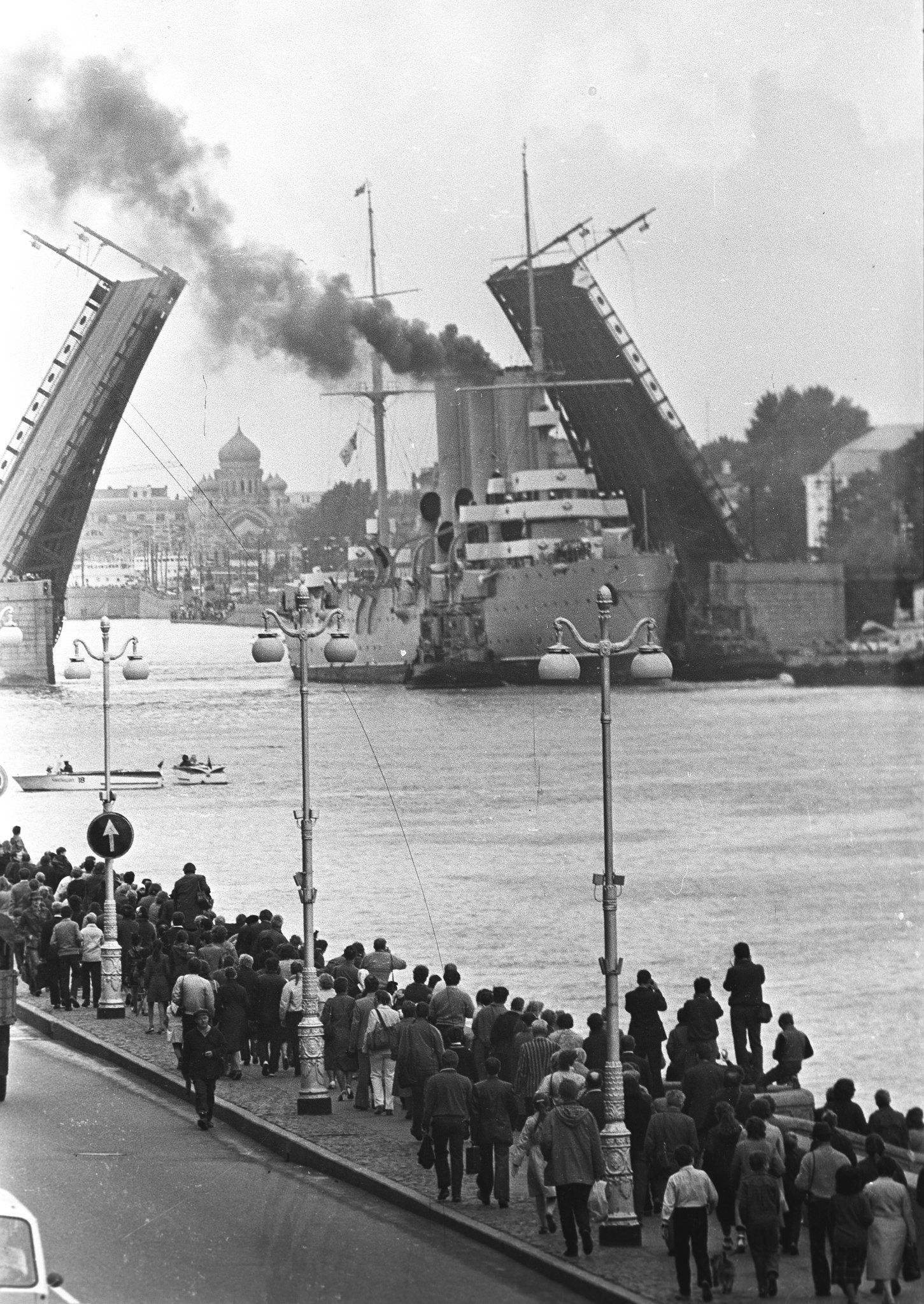 1451x2047, 635 Kb / Крейсер Аврора, Ленинград, мост, ссср, ч/б