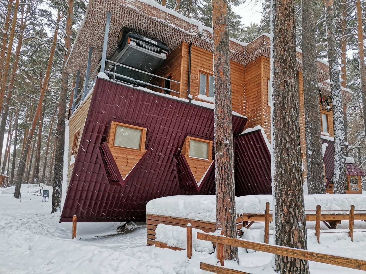 1280x960, 553 Kb / Новосибирск, зоопарк, дом, автомобиль, перевернутый, снег, 02.01.2020