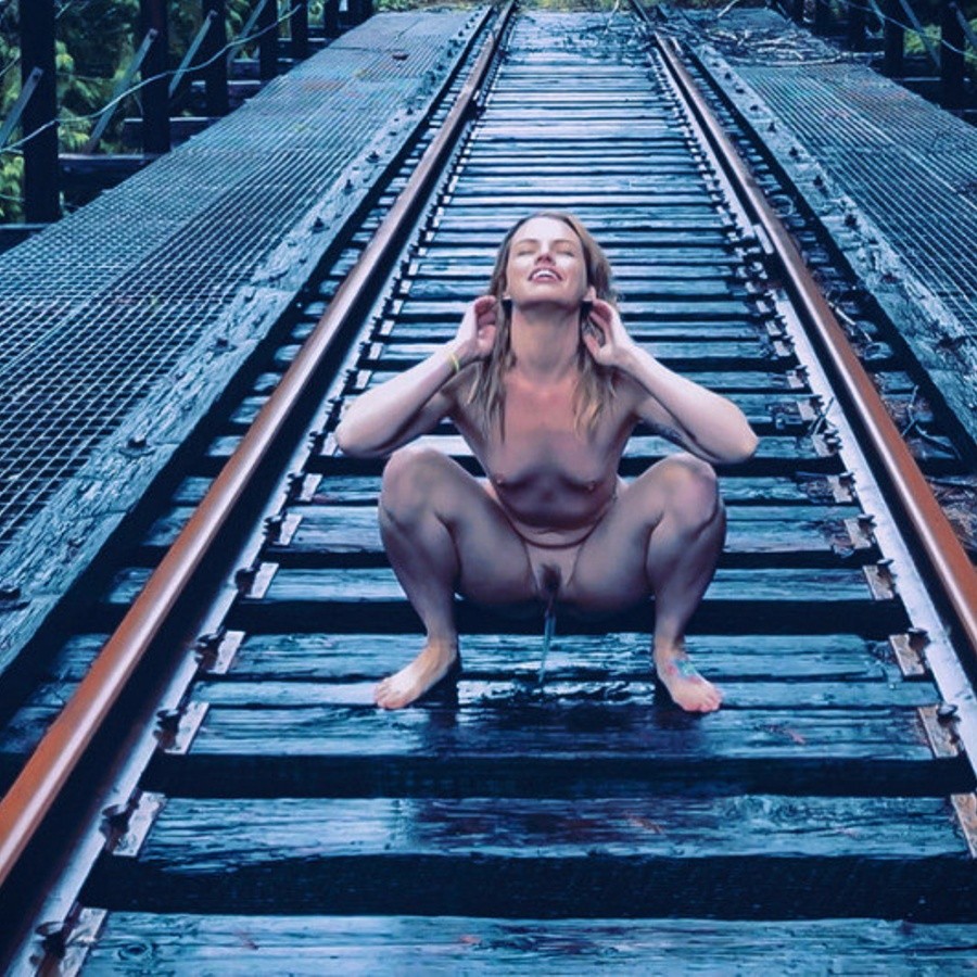 900x900, 256 Kb / рельсы, шпалы, дорога, пис, ссыкуха, голубой