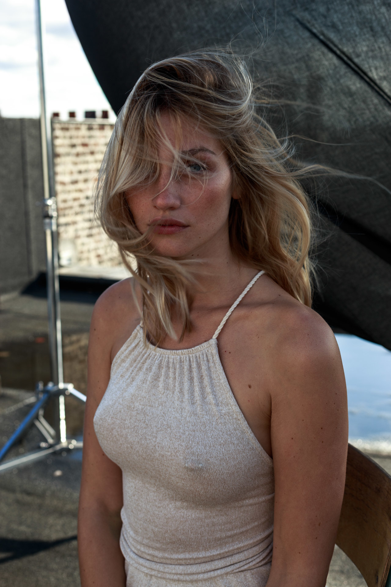 1280x1920, 504 Kb / блондинка, майка, ветер, штатив, зонт, крыша