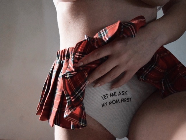 640x480, 63 Kb / трусики, шотландка, юбка, мама, надпись