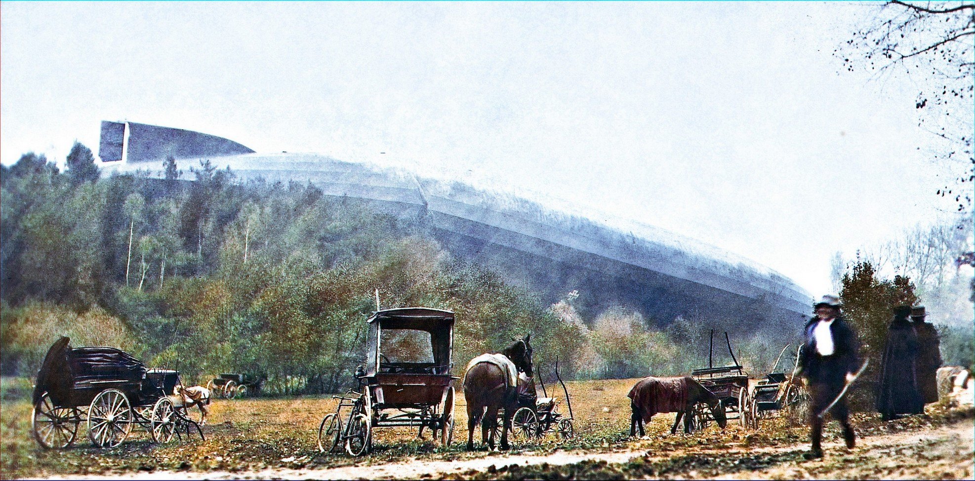 1974x974, 612 Kb / дирижабль, лошади, карета