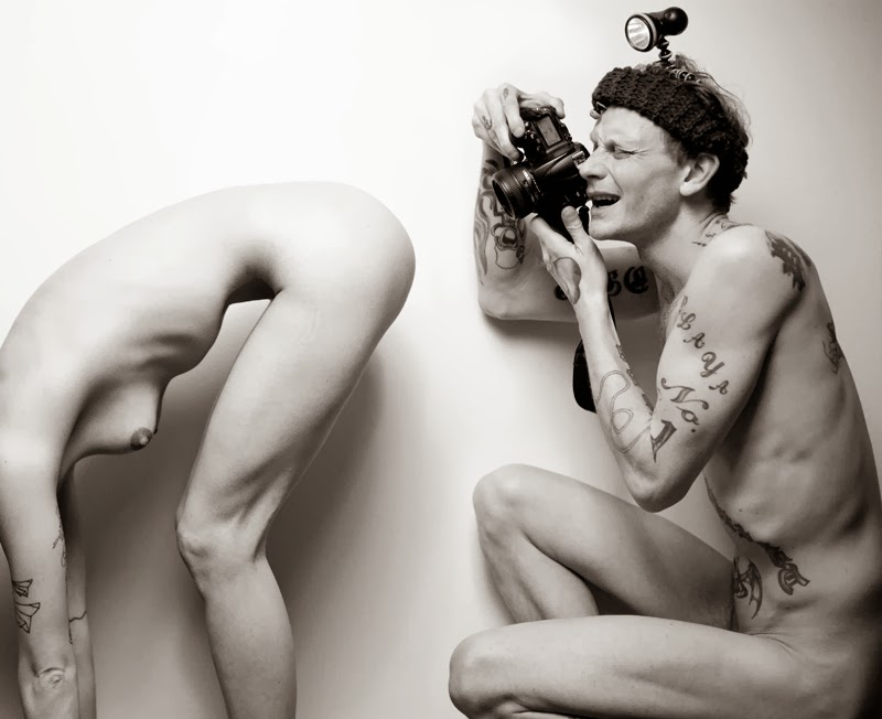 800x652, 59 Kb / девка, раком, фотограф, фонарик, ч/б