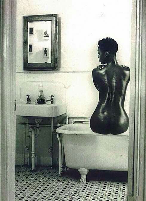 489x673, 54 Kb / женщина, ванна, зеркало, раковина, ч/б