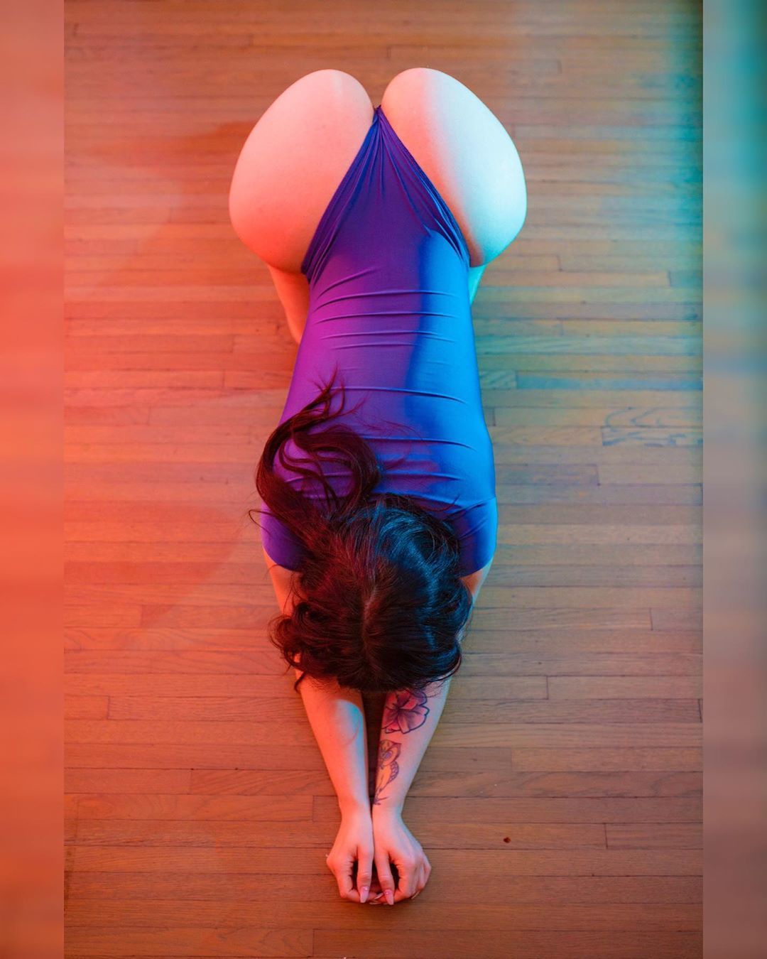 1080x1350, 128 Kb / поза, сверху, купальник, попа, фиолетовый, паркет, раком, тату, член