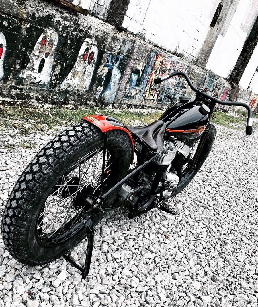 906x1080, 466 Kb / мотоцикл, байк, граффити, щебень