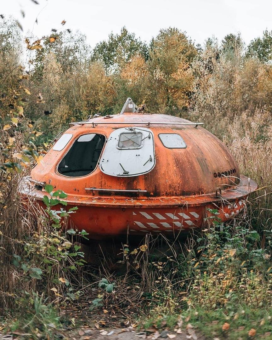 864x1080, 239 Kb / спасательная, капсула, спасение, ржавчина, оранжевый