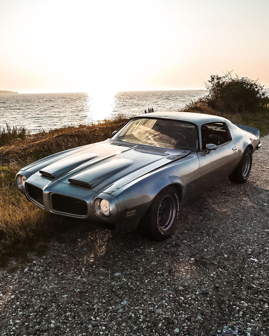 1080x1349, 328 Kb / автомобиль, классика, ретро, берег, шевроле, щебень