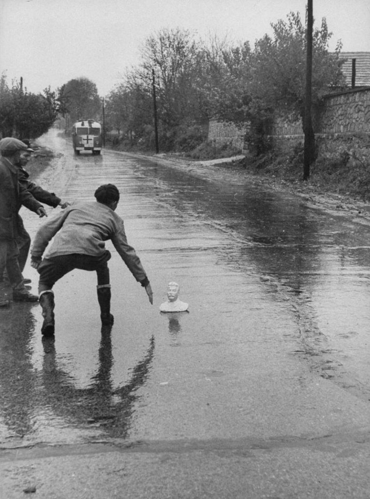 761x1024, 145 Kb / ч/б, Венгрия, Сталин, бюст, автобус