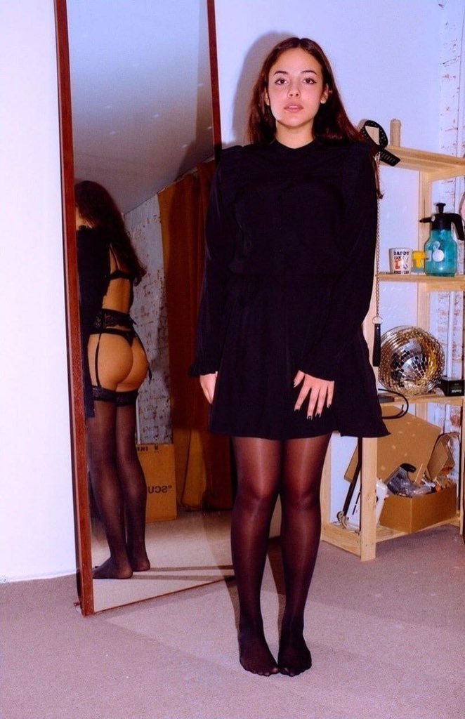 662x1024, 98 Kb / Зеркало, отражение, чулки, ошейник, поводок